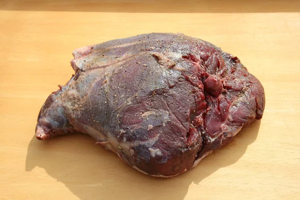 Roe Carne Selvagem Uma Tábua Madeira — Fotografia de Stock