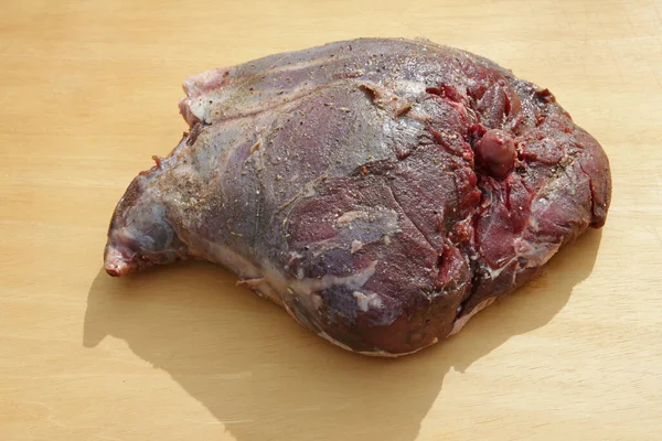 Roe Carne Selvagem Uma Tábua Madeira — Fotografia de Stock