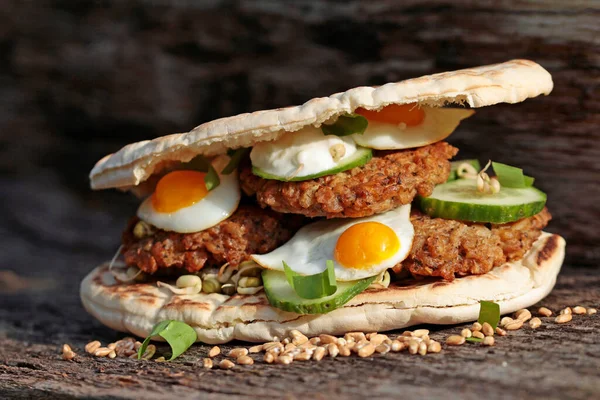 Špaldové Placičky Kebab Pšeničném Chlebu Křepelčími Vejci — Stock fotografie