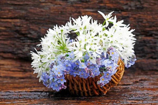 Buquê Flores Flores Alho Selvagem Esquecer Não Flores Vime — Fotografia de Stock