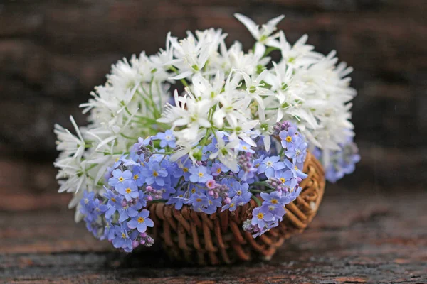 Çiçek Buketi Yabani Sarımsak Çiçekleri Sepette Açmayan Çiçekleri — Stok fotoğraf