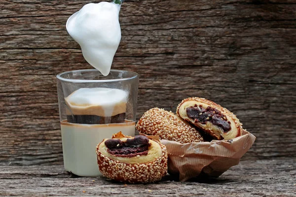 Makrota Bel Agwa Cookies Coffee Milk Foam — Stock Photo, Image