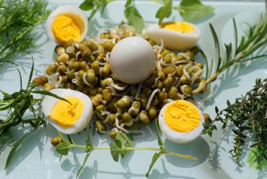 Bıldırcın yumurtaları ve çeşitli otlar.