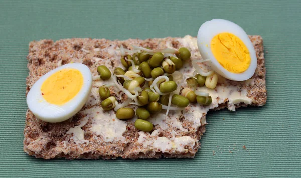 Ovos Codorna Cortados Pela Metade Pão Crocante Tão Simples — Fotografia de Stock