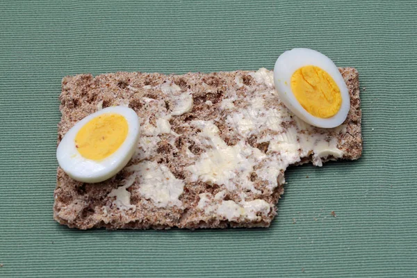 Setengah Telur Burung Puyuh Pada Roti Renyah Begitu Sederhana — Stok Foto