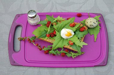 Gerçek çilekli ıspanak Bıldırcın yumurtalı ekmek rulosunun üstünde