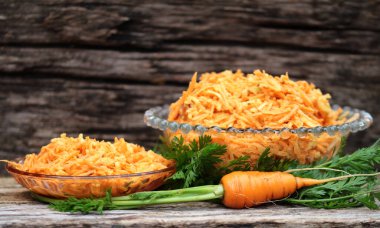 Elmalı havuç salatası, borage çiçeği ve nasturtiyum.