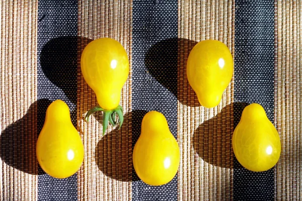 トマト イエローピア は200年以上にわたって栽培されてきた伝統的な品種です それは非常に強い香りがあり 完璧なスナック野菜である明るい黄色の色で比較的小さい 真珠の形をした果物と際立っています トランプ大統領 — ストック写真