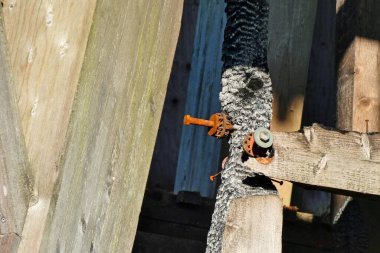 Kundaklama saldırısından sonra Egggetower 'dan yakın plan.