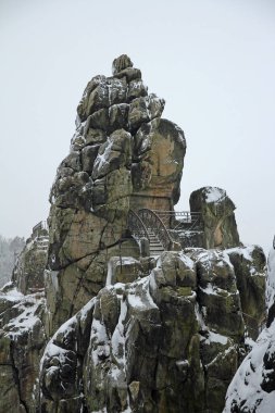 Kayalıklarda kayalar üzerinde.)