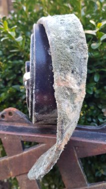 Küfle kaplanmış deri kemer.