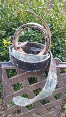 Küfle kaplanmış deri kemer.