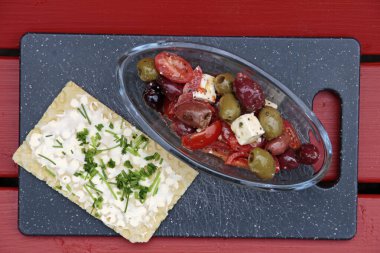 Yunan salatası ve bezelye proteininden yapılmış gevrek waffle ekmeği.