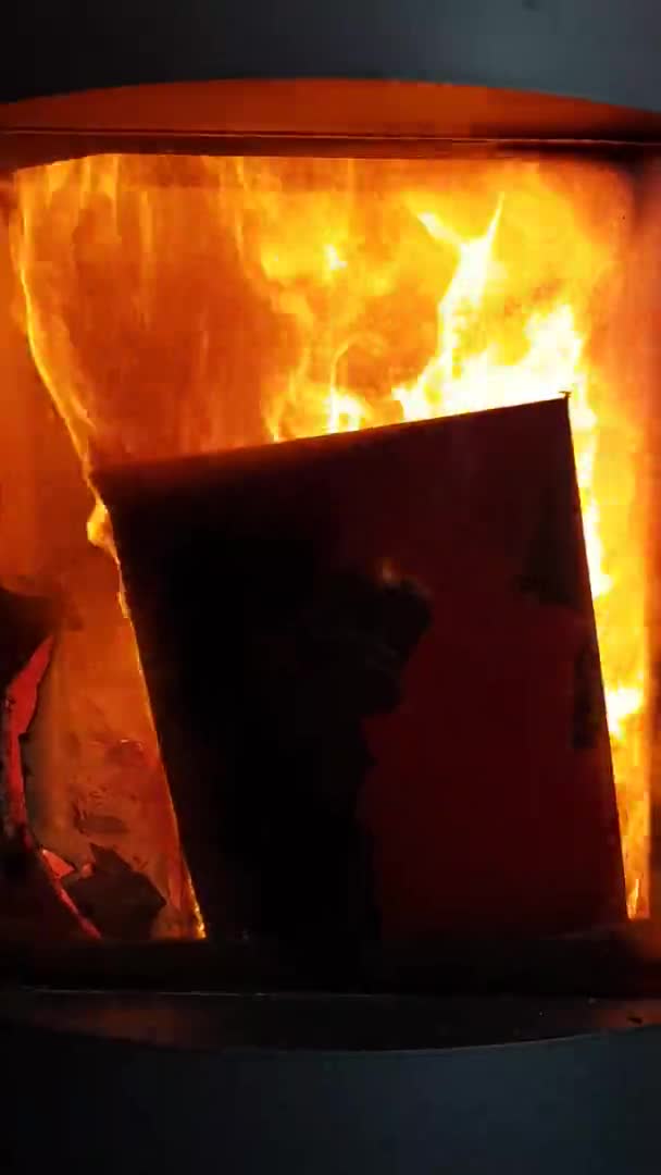 燃烧的壁炉的关门 免版税图库视频片段