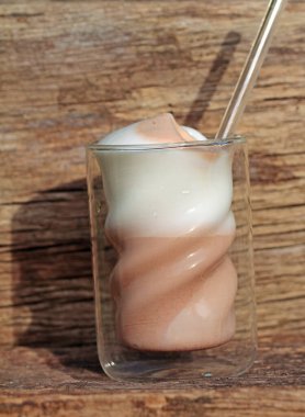  Tahta arka planda bir bardak çikolata.