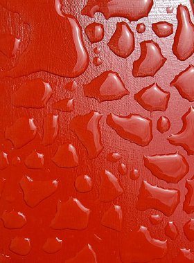  Kırmızı ahşap arka planda su damlaları