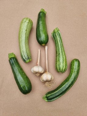 Kabak ve sarımsak tahtada