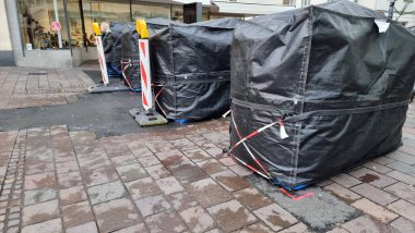Şehirdeki caddede mobil yol barikatı