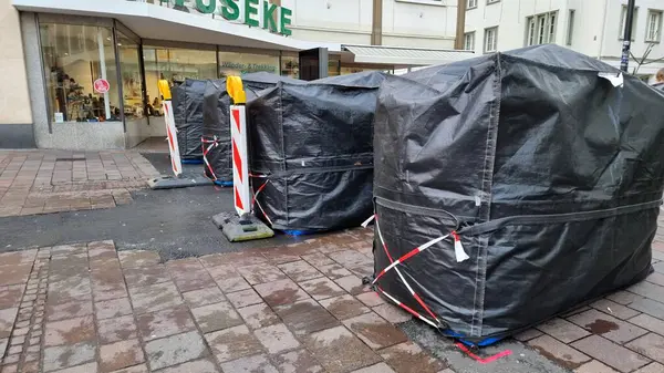 Şehirdeki caddede mobil yol barikatı