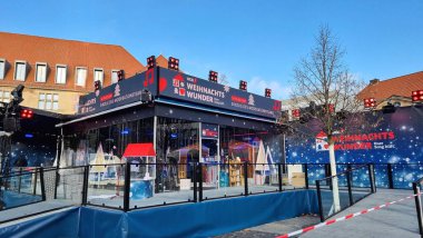 Katedralin önünde Paderborn, radyo istasyonundan bağış kampanyası