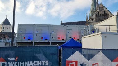 Katedralin önünde Paderborn, radyo istasyonundan bağış kampanyası