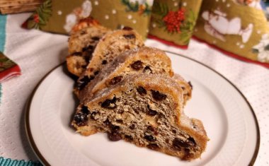 Kuru üzümlü ev yapımı Noel pastası.