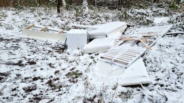 Ormanda karla kaplı yasadışı çöplük