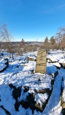Lippische Velmerstot çevresindeki panoramik fotoğraflar, deniz seviyesinden 441.4 metre yukarıda kuzey zirvesi.