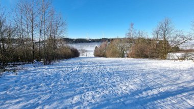 Lippische Velmerstot çevresindeki panoramik fotoğraflar, deniz seviyesinden 441.4 metre yukarıda kuzey zirvesi.