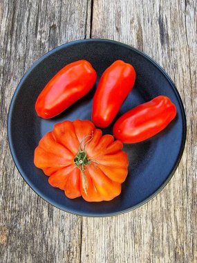 Coer de bauef ve San Marzano, öküz kalbi ve şişe domates.