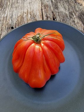 Coer de bauef ve San Marzano, öküz kalbi ve şişe domates.