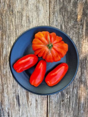 Coer de bauef ve San Marzano, öküz kalbi ve şişe domates.