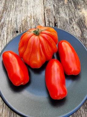 Coer de bauef ve San Marzano, öküz kalbi ve şişe domates.