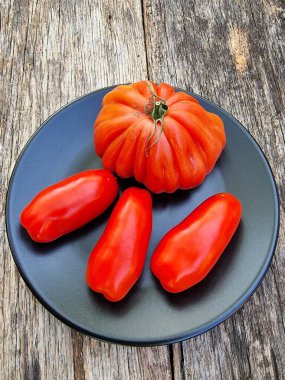 Coer de bauef ve San Marzano, öküz kalbi ve şişe domates.