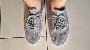 Bir çift yalınayak ayakkabı.