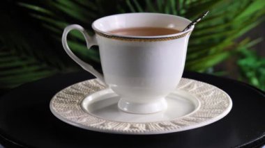 Arka planda bir fincan sıcak tatlı çay