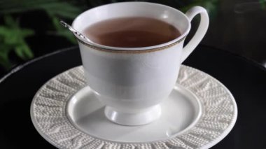 Arka planda bir fincan sıcak tatlı çay