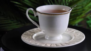 Arka planda bir fincan sıcak tatlı çay