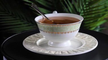 Arka planda bir fincan sıcak tatlı çay