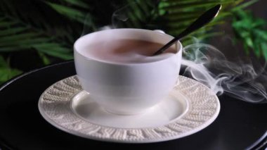 Arka planda bir fincan sıcak tatlı çay