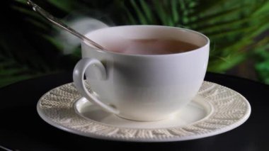 Arka planda bir fincan sıcak tatlı çay