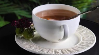 Arka planda bir fincan sıcak tatlı çay