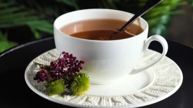 Arka planda bir fincan sıcak tatlı çay