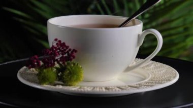 Arka planda bir fincan sıcak tatlı çay