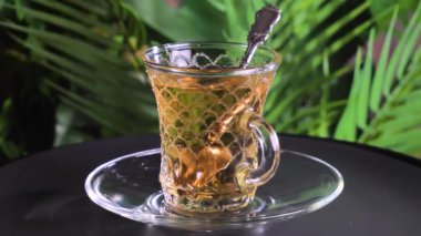 Arka planda bir fincan sıcak tatlı çay