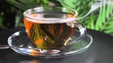 Arka planda bir fincan sıcak tatlı çay