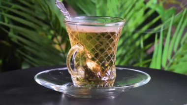 Arka planda bir fincan sıcak tatlı çay