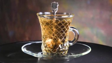 Arka planda bir fincan sıcak tatlı çay