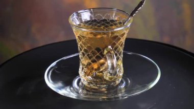 Arka planda bir fincan sıcak tatlı çay