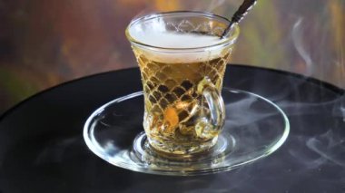 Arka planda bir fincan sıcak tatlı çay